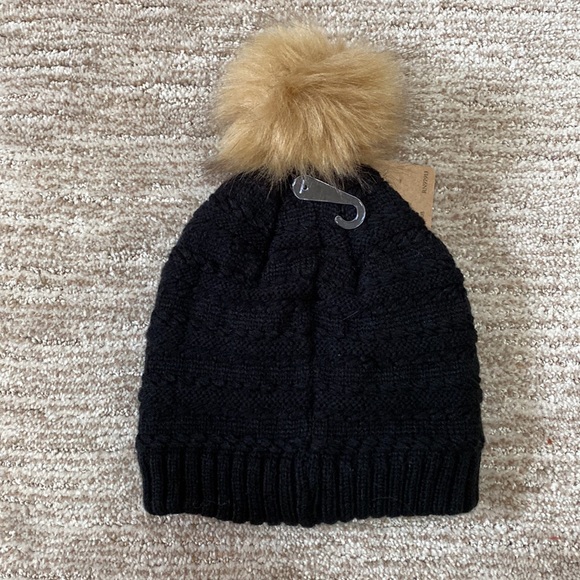 Black aardvark kids beanie/toque/hat with faux fur pom and fleece lining. NWT. - Picture 3 of 4